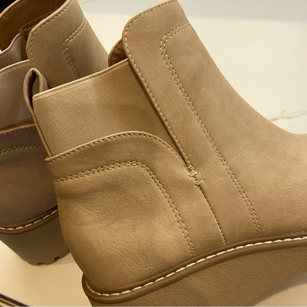 DOLCE VITA ⭐️NWOT Wedge Bootie in Dune